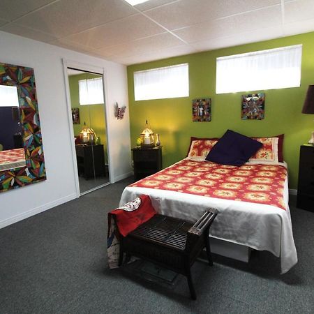 Room In Guest Room - Gandhi Very Large Room Decorated In Indian Style, Office Space And Sofa Notre-Dame-des-Monts 外观 照片